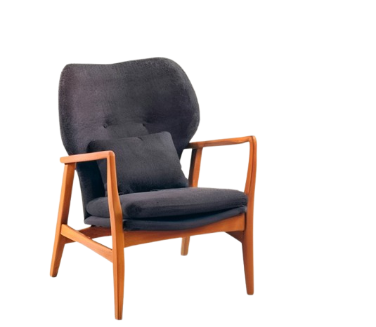 Upholstered chair with cushion